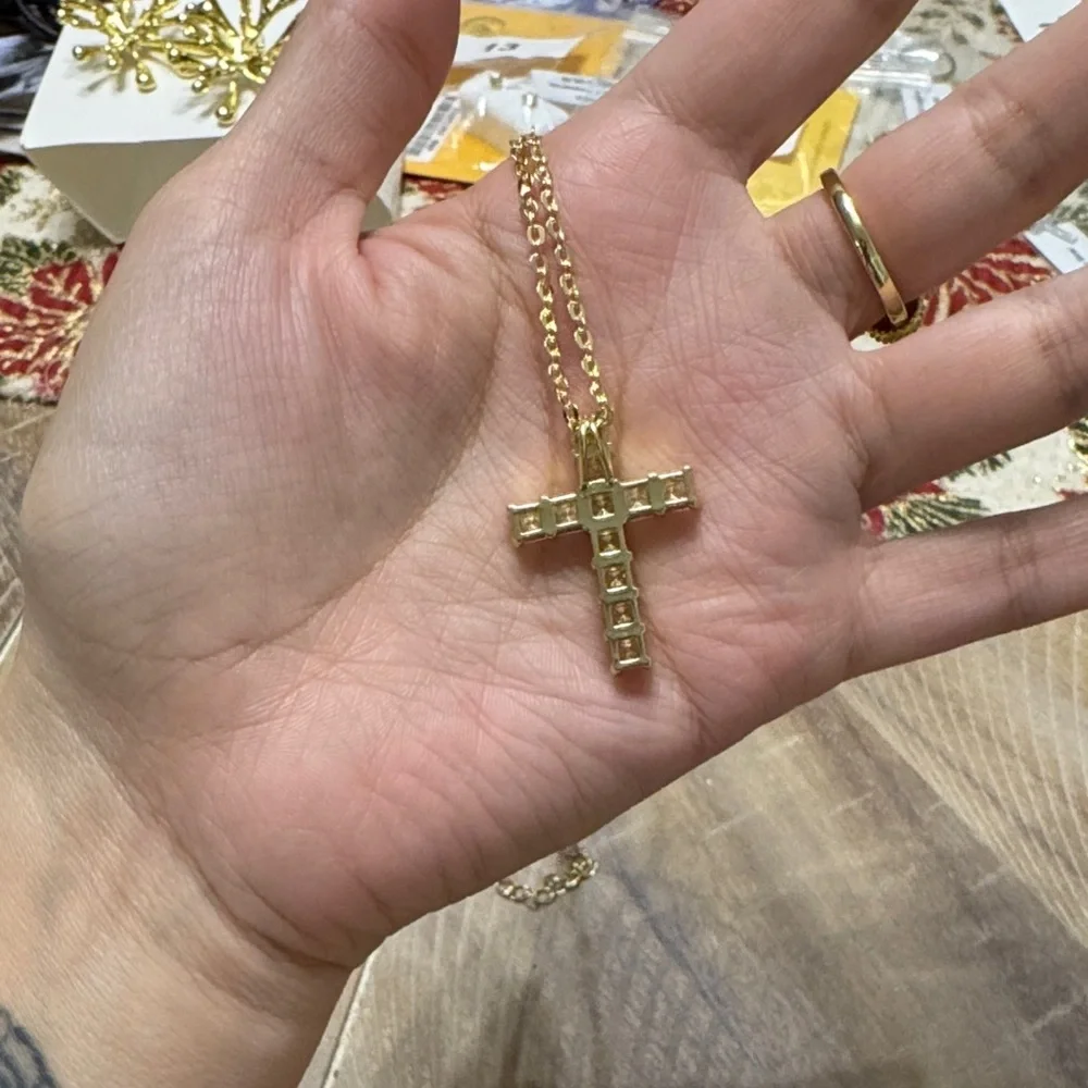 14k Gold beautiful Cross Necklace - AAA CZ’s very sparkly NWT - Picture 7 of 7
